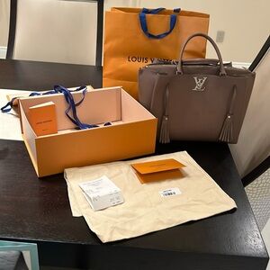 Louis Vuitton cousin PM noir. Taupe
